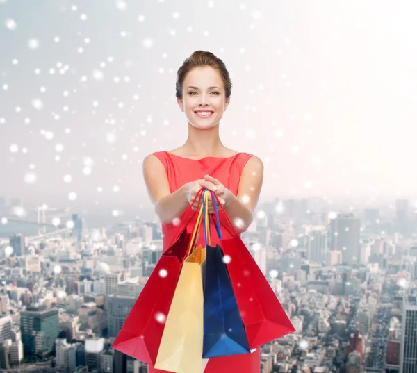 Mujer sonriente con coloridas bolsas de compras — Foto de Stock