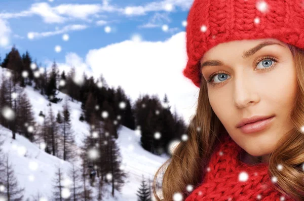 Close up of young woman in winter clothes — Stock Photo, Image