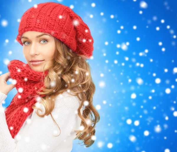 Jonge vrouw in winterkleding — Stockfoto