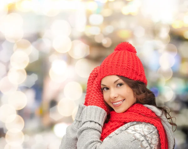 Uśmiechnięta młoda kobieta w zimowe ubrania — Zdjęcie stockowe
