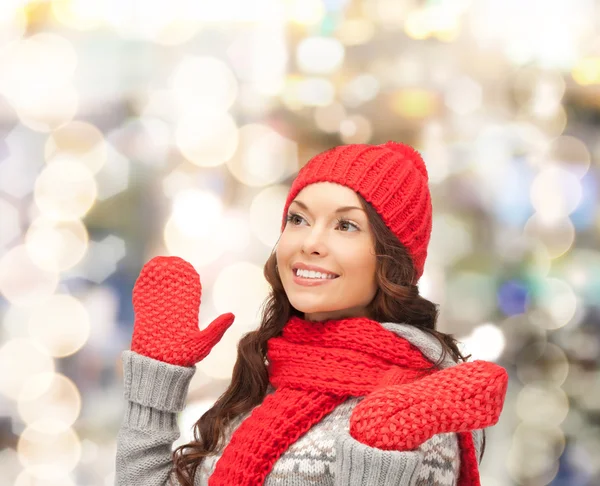 Sorridente giovane donna in abiti invernali — Foto Stock