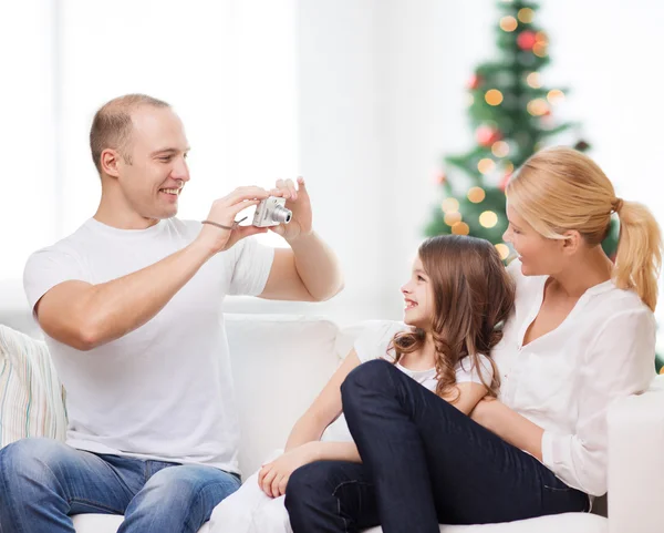 Met camera thuis en gelukkige familie — Stockfoto