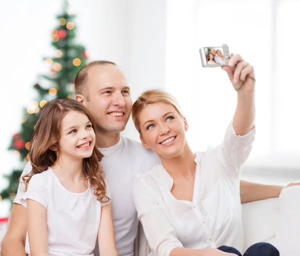 Família feliz com câmera em casa — Fotografia de Stock