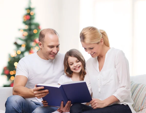 Glückliche Familie mit Buch zu Hause — Stockfoto