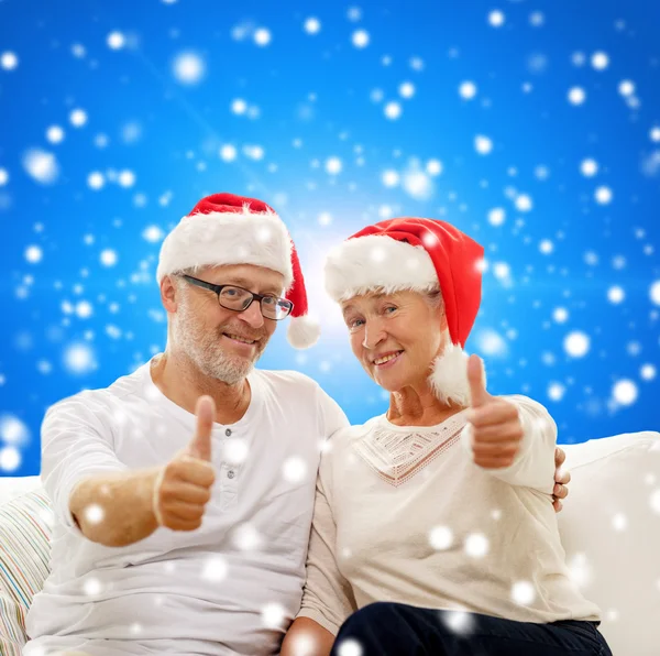 Feliz casal sênior em santa helper chapéus — Fotografia de Stock