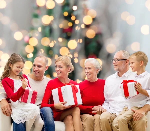 Усміхнена сім'я з подарунками — стокове фото