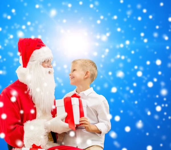 Lachende jongetje met santa claus en giften — Stockfoto