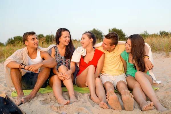Ler vänner i solglasögon på sommaren beach — Stockfoto