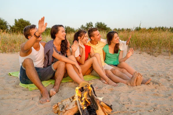 Lachende vrienden in zonnebril op zomer strand — Stockfoto