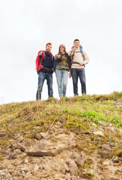 Gruppo di amici sorridenti con zaini trekking — Foto Stock