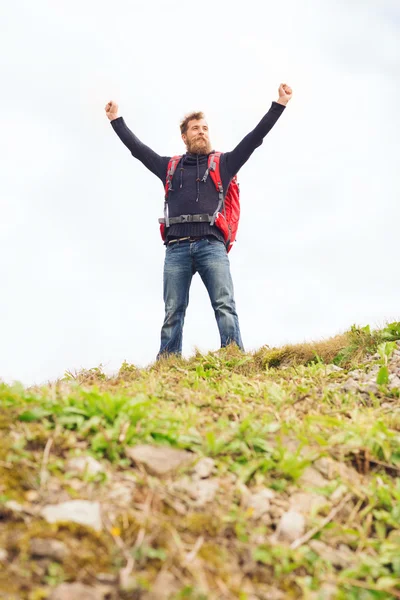 Turista con barba y mochila levantando las manos — Foto de Stock