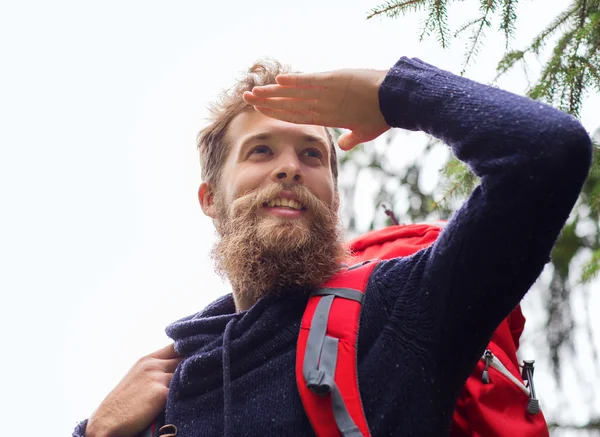 Sonriente hombre con barba y mochila senderismo —  Fotos de Stock