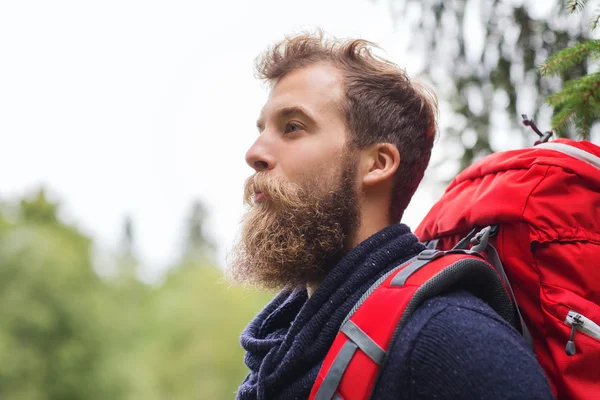 Uomo sorridente con barba e zaino trekking — Foto Stock