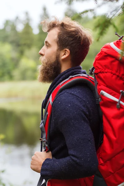Улыбающийся человек с бородой и рюкзаком походы — стоковое фото
