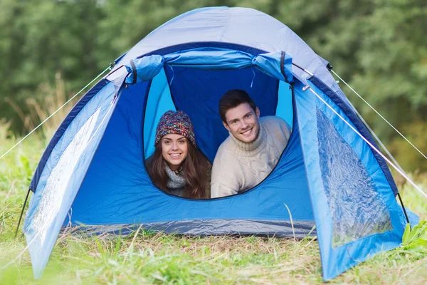 Sorrindo casal de turistas olhando para fora da tenda — Fotografia de Stock