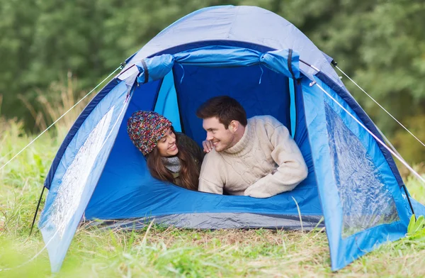 Couple souriant de touristes regardant de la tente — Photo