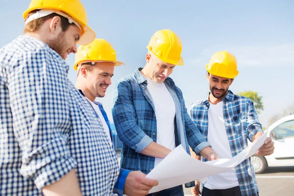 Groupe de constructeurs avec tablette pc et plan — Photo