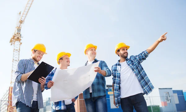 Grupo de constructores con tablet pc y plano — Foto de Stock