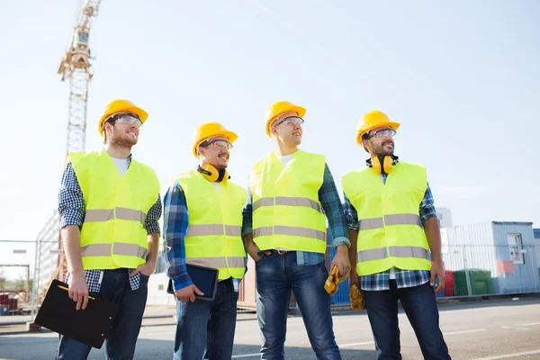 Grup gülümseyen inşaatçılar ile tablet pc açık havada — Stok fotoğraf