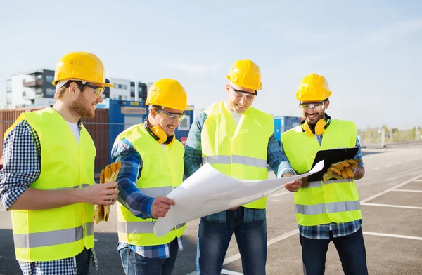 Grupo de construtores com tablet pc e planta — Fotografia de Stock