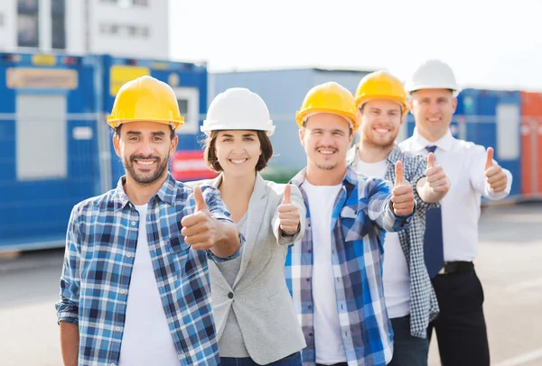 Mosolygó építők, szabadban hardhats csoportja — Stock Fotó