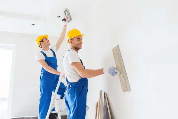 Grupo de constructores con herramientas en interiores — Foto de Stock