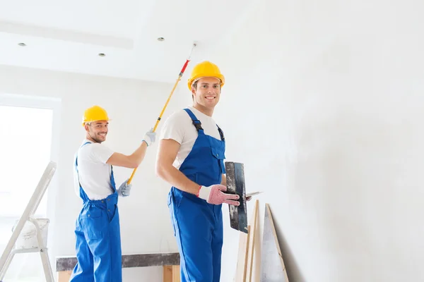 Groep bouwers met tools binnenshuis — Stockfoto