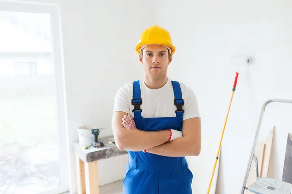 Bouwer in veiligheidshelm met instrumenten binnenshuis — Stockfoto