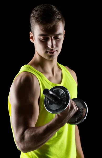 Dumbbell ile genç adam — Stok fotoğraf