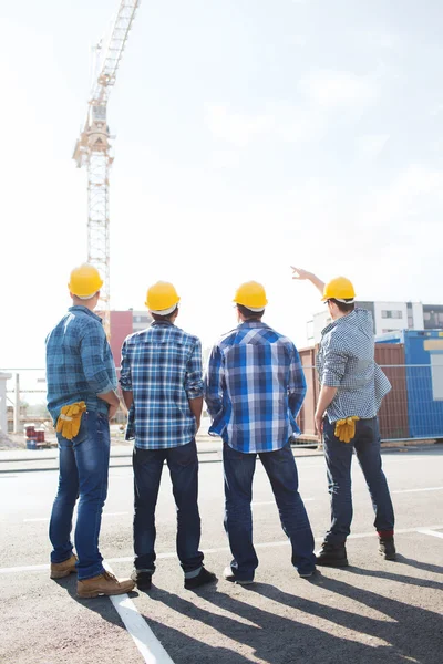 Groupe de constructeurs en hardhats à l'extérieur Images De Stock Libres De Droits