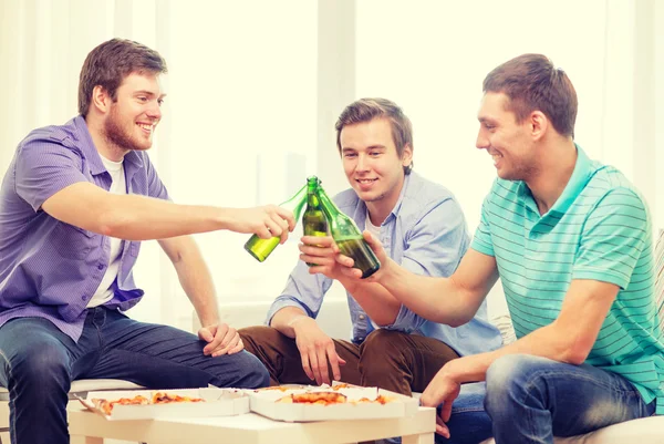 Lachende vrienden met bier en pizza opknoping — Stockfoto