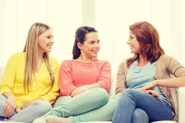 Three girls having a talk at home — стоковое фото