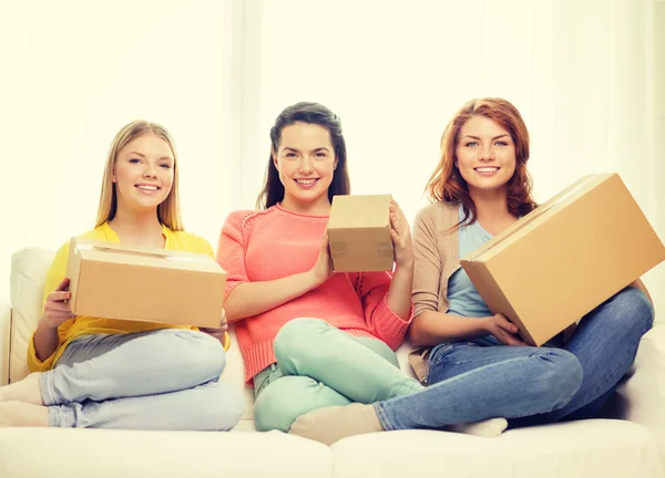 Lächelnde Teenager-Mädchen mit Pappschachteln zu Hause — Stockfoto