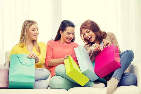 Ragazze adolescenti sorridenti con molte borse della spesa — Foto Stock