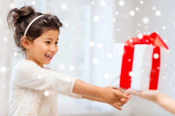 Sorridente bambina con confezione regalo — Foto Stock