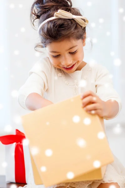 Lächelndes kleines Mädchen mit Geschenkbox — Stockfoto