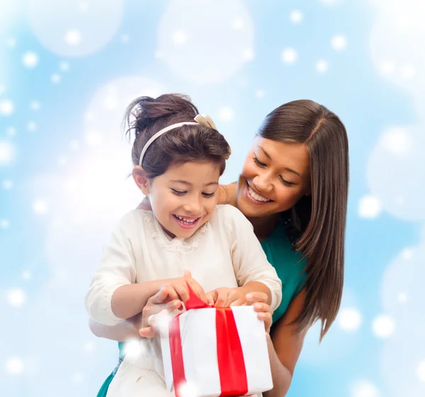 Happy mother and child girl with gift box — Stock Photo, Image