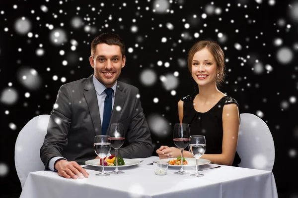 Smiling couple eating main course at restaurant — Stock Photo, Image