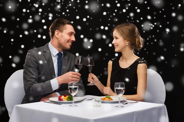 Pareja sonriente en el restaurante — Foto de Stock