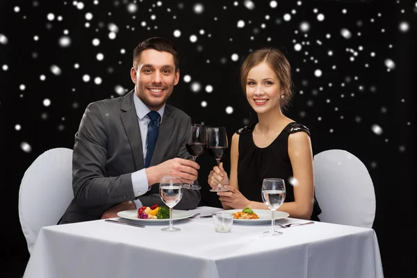 Smiling couple at restaurant — Stock Photo, Image