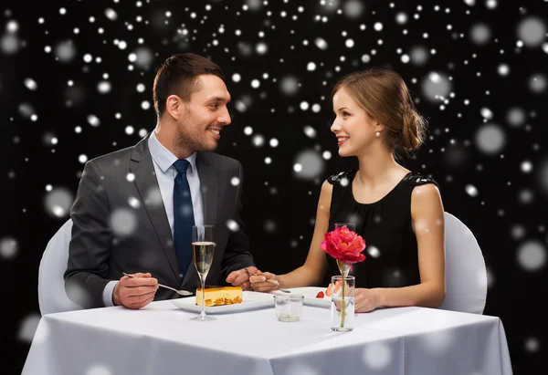 Smiling couple eating dessert at restaurant — Stock Photo, Image