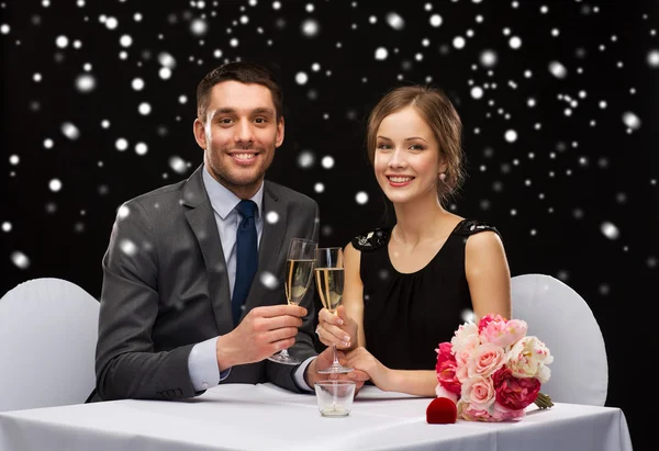 Smiling couple at restaurant — Stock Photo, Image