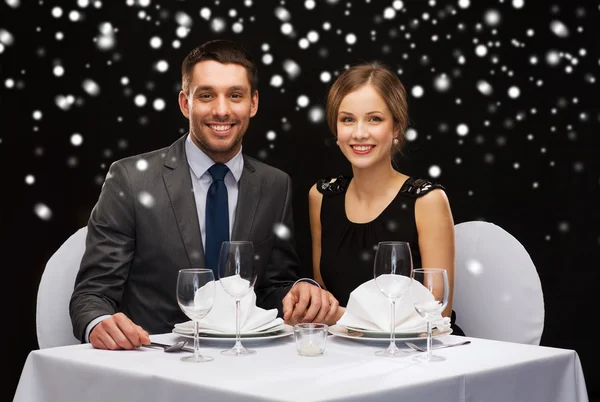 Улыбающаяся пара в ресторане — стоковое фото