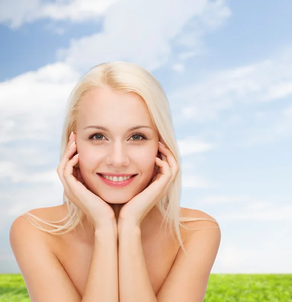 Mooie vrouw aan haar gezicht huid te raken — Stockfoto