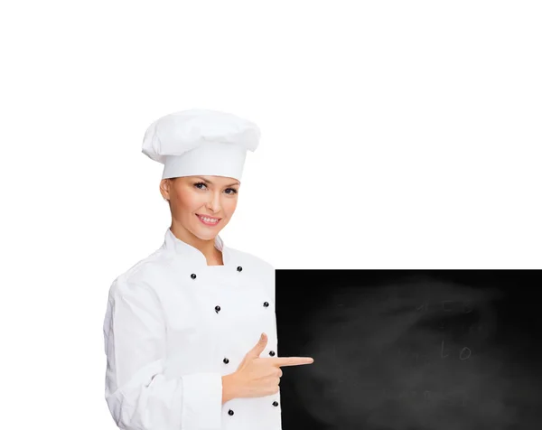 Lächelnde Köchin mit weißem Blankobrett — Stockfoto