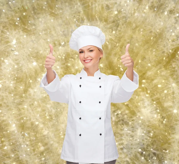 Lachende vrouwelijke chef-kok duimen opdagen — Stockfoto