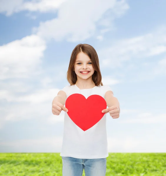 Lächelndes kleines Mädchen in weißem Blanko-T-Shirt — Stockfoto