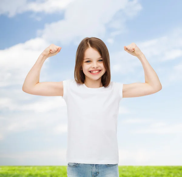 Petite fille souriante en t-shirt blanc blanc blanc — Photo