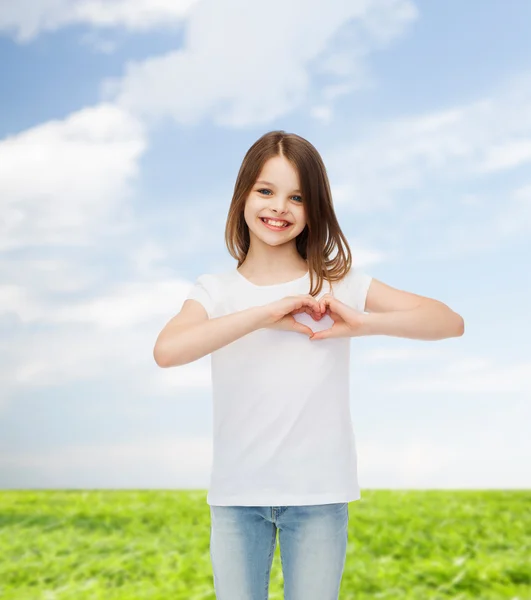 Ragazzina sorridente in t-shirt bianca — Foto Stock