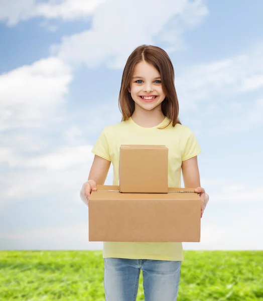 Glimlachend klein meisje in wit blanco t-shirt — Stockfoto